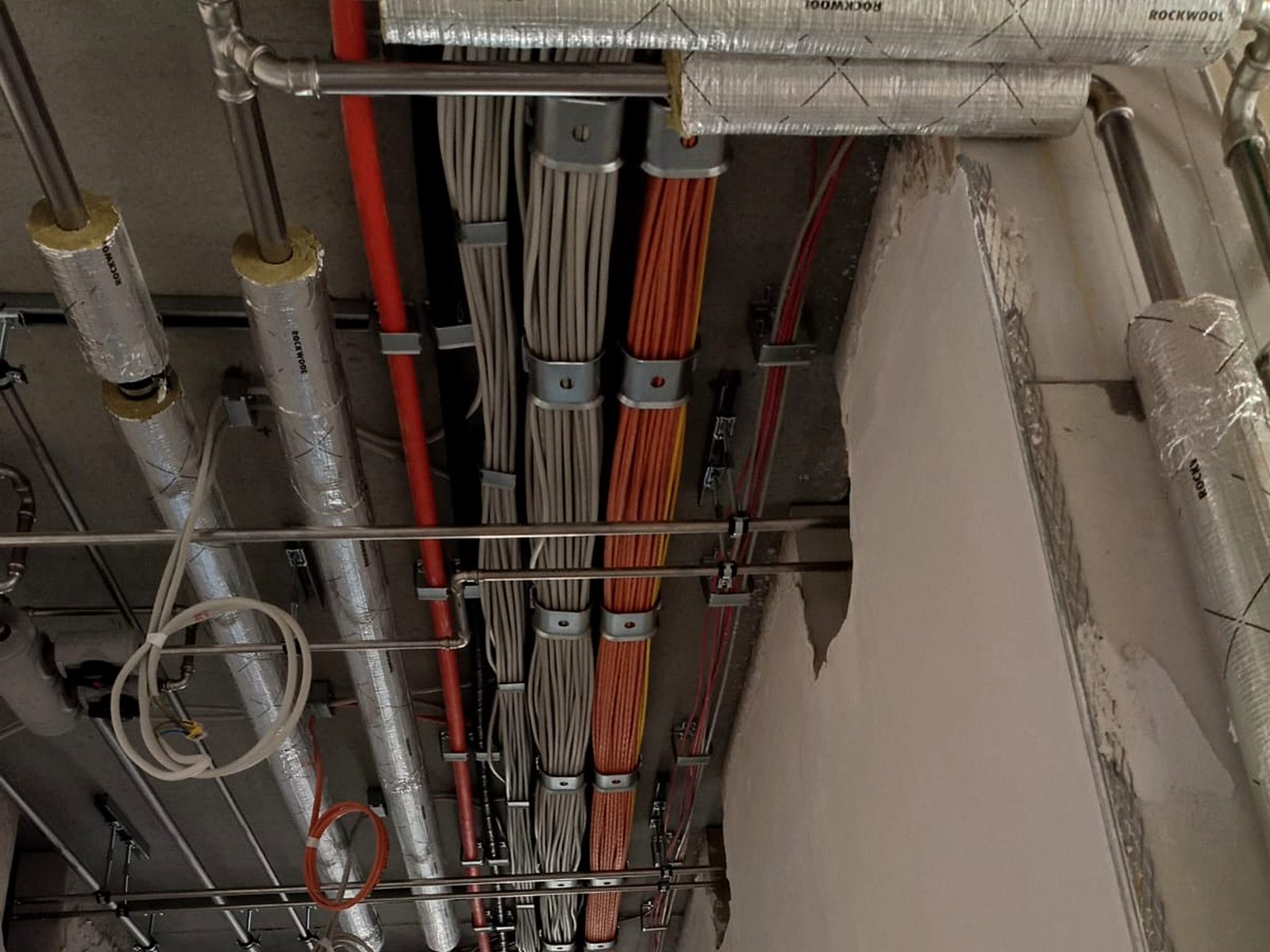 Stropne instalacije